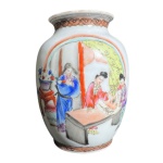 Vaso em porcelana, com cenas palacianas, CIA DAS INDIAS, marca na base  - altura 10 cm x diâmetro da boca 5 cm