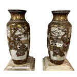 Magníficos par de vasos SATSUMA IMPERIAL, representando batalhas no Japão, encimados com folheações de ouro - 93 cm de altura - 30 cm de diâmetro na boca