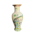 Vaso em porcelana craquelado atribuido a DINASTIA MING - A 30 cm e Diâmetro da boca 10 cm - Obs: com restauro na boca