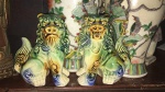 Par de cães de Fo em porcelana verde tipo esmalte Sankai - 14 cm de altura por 11 de largura.