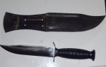 ANTIGA FACA DE TRINCHEIRA COM BAINHA ORIGINAL. MEDE APROXIMADAMENTE 29 CENTÍMETROS. MARCA IMBEL TANTO NA LÂMINA QUANTO NA BAINHA.