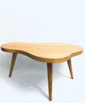 Mesa de centro estilo anos 50 em madeira nobre. Med. 87x55x40 cm.