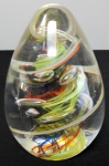 Peso de papel em vidro murano transparente, com detalhe em espiral com varias cores - Diâmetro: 6 cm / Altura: 10 cm.( lote com pequena rachadura no bico )