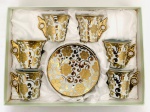 Belíssimo conjunto para café em porcelana, decorado com ramagens florais e filetes em tom dourado. Em ótimo estado, xícaras com 6 cm de altura e 6 cm