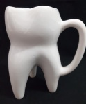 Caneca em  louça forma de dente confeccionada em louça - Altura: 15 cm ( Peca arrematada em 07/10/21, leiloada para cobrir gasto de embalagem do lote)