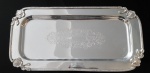 Linda bandeja metal na cor prata com bordado ao centro, e borda com aplicações de rosas - Medidas: 32x16 cm