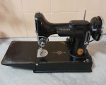 Máquina de costura modelo " BABY SINGER" made in U.S.A.  ( no estado).Medidas na maleta: 0,29x020 cm larg.