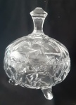 Bomboniere em vidro, com pés , com rica lapidação  - Diâmetro: 10 cm e Altura: 15 cm
