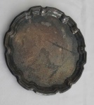 Antiga bandeja em metal com bordas onduladas- Diâmetro: 20 cm