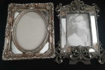 Dois porta retratos confeccionado em resina, ambos com detalhes com espelhos - Medidas: 18x23 cm e 16x26 cm
