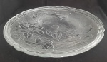 Antigo prato para bolo centro de mesa em vidro grosso, trabalhado, ótimo estado de conservação pelo tempo conforme foto,. Diâmetro: 33 cm