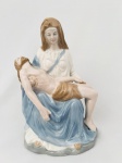 Pietà (reprodução de uma das obras de Michelangelo, Maria segurando Cristo, seu filho, já sem vida) em porcelana. Med. 20x15 cm.