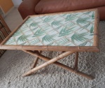 Bela e antiga mesa de centro em bambu e  com tampo em vidro, tecido pintado a mão. - Medidas: 80x60x40 cm