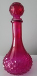 Garrafa decorativa em vidro na cor rosa com detalhes no corpo em alto relevo - Altura: 25 cm