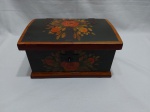 Linda caixa retangular em madeira com pintura floral. Medindo 27,5cm x 18cm x 14,5cm de altura.