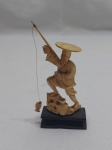 Escultura de pescador oriental em marfim com base em madeira. Medindo 11,5cm de altura. Necessita colar a vara de pesca.