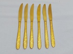 Jogo de 6 facas de mesa em metal dourado com flores em relevo. Medindo 21,5ccm de comprimento.