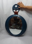 Espelho redondo em fibra de vidro azul da década de 70. Medindo 60cm de diâmetro.