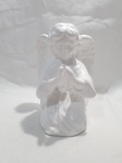Lindo anjo rezando em porcelana branca Luiz Salvador. Medindo 16,5cm de altura.