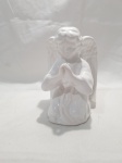 Lindo anjo rezando em porcelana branca Luiz Salvador. Medindo 16,5cm de altura.