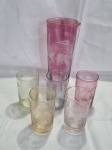 Jogo de jarra com 5 copinhos em demicristal colorido, lapidado. Medindo a jarra 20cm de altura e os copos 9,5cm de altura.
