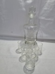 Jogo de garrafa licoreira com 6 copinhos em vidro lapidado. Medindo a garrafa 23cm de altura e os copos 6cm de altura.
