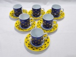 Jogo de 6 xícaras de café em porcelana Renner azul e amarelo.
