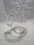Linda jarra para água, sucos em vidro incolor. Medindo 25,5cm de altura.