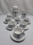 Jogo de servir chá com 9 peças em porcelana Beatriz estampada. Composto de 6 xícaras de chá com pires, bule, leiteira e açucareiro.