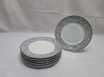 Jogo de 6 pratos de sobremesa em porcelana Real floral com guirlanda preta e friso prata. Medindo 19cm de diâmetro.