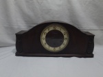 Relógio carrilhão de mesa em madeira com maquinário alemão da marca Kienzle, com 3 cordas, não acompanha chaves. Não testado, talvez necessária a revisão. Medindo 53cm x 12cm x 23cm de altura.