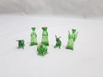 Mini presépio com 6 peças em vidro verde. Medindo 5cm de altura.