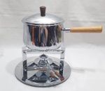 Panela de fondue com rechaud e fogareiro em aço inox. Medindo 21cm de altura total.