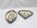 Lote de 2 travessas decorativas em cerâmica pintada. Medindo a oval 23,5cm x 14cm x 4,5cm de altura.