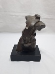 Linda escultura em bronze com base em madeira, assinado Guerra 70- 79. Medindo 19,5cm de altura.