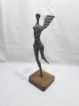 Linda escultura em bronze de anjo com base em madeira. Medindo 46cm de altura.
