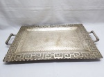 Bandeja retangular em cobre com banho de prata 90 com borda trabalhada estilo grego. Medindo 54cm x 37cm x 61cm alça alça.