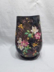 Lindo vaso, floreira em cerâmica pintada à mão. Medindo 16,5cm x 11cm de boca x 32cm de altura. Com restauro na borda.