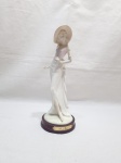 Linda escultura de dama antiga em porcelana Monti Piero. Medindo 27,5cm de altura.