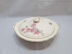 Lindíssima sopeira com 2 alças e tampa em porcelana craquelada inglesa flor rosa, friso ouro. Medindo 23,5cm de diâmetro x 7cm de altura.
