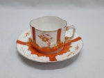 Xícara de chá em porcelana  alemã com relevos, pintura laranja e friso ouro. Ideal para colecionador.  Leve fio de cabelo no pires.
