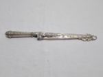 Punhal, faca gaúcha em prata 90 ricamente trabalhado com relevos. Medindo 32cm de comprimento total com bainha.