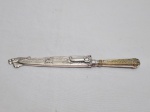 Punhal, faca gaúcha em prata 90 ricamente trabalhado com relevos. Medindo 29cm de comprimento total com bainha.