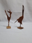 Lote de 2 esculturas na forma de dançarinas em madeira. Medindo o maior 28cm de altura.