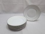 Jogo de 6 pratos de sobremesa em porcelana Schmidt com pintura branca e friso prata. Medindo 19,5cm de diâmetro.