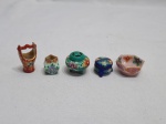 Lote de miniaturas em porcelana, sendo um bowls, uma cesta, etc. Medindo a cesta 3,5cm de altura.