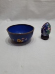 Lote de bowl e ovo decorativo em metal esmaltado clossone. Medindo o bowl 11,5cm de diâmetro 5,5x cm de altura.