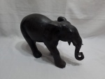 Linda escultura na forma de elefante em resina da loja Dracena Home. Medindo 38cm de comprimento x 22cm de altura. Leve perda em uma das presas.