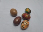 Lote de 5 ovos decorativos em madeira colorida. Medindo 7cm de comprimento.
