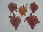 Lote 5 cachos de uvas decorativo em resina. Medindo em média 17,5cm de comprimento.